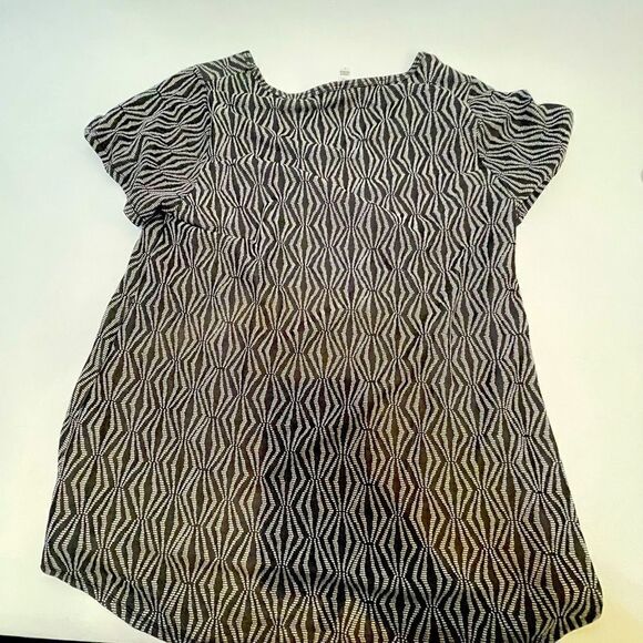 V. Cute Lularoe shirt dips in back modest black and white pattern size Large - Picture 2 of 7